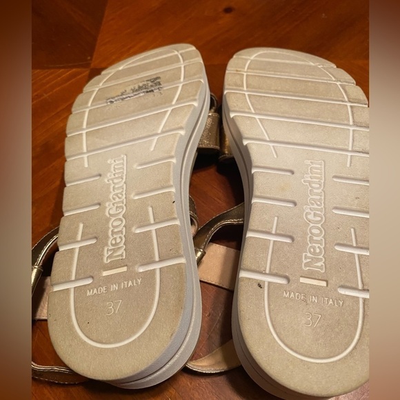 NeroGiardini Womens Size 37 (US 7) Leather Metallic Gold Flatform Sandals - Picture 13 of 16